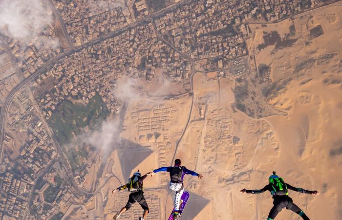 "اقفز مثل الفرعون"..تجربة سقوط حر على ارتفاع آلاف الأقدام فوق أهرامات مصر