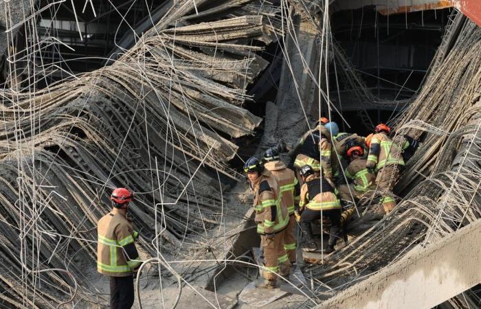 محاصرة 7 عمال تحت أنقاض موقع بناء بمحطة مترو في كوريا الجنوبية