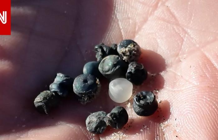 متابعة: حادثة كارثية.. تسرب 10 أطنان من الخرز البلاستيكي الحيوي إلى الساحل بإنجلترا