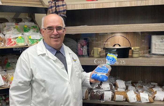 New
      customers
      line
      up
      for
      N.B.
      peanut
      butter
      —
      and
      doughnuts
      too