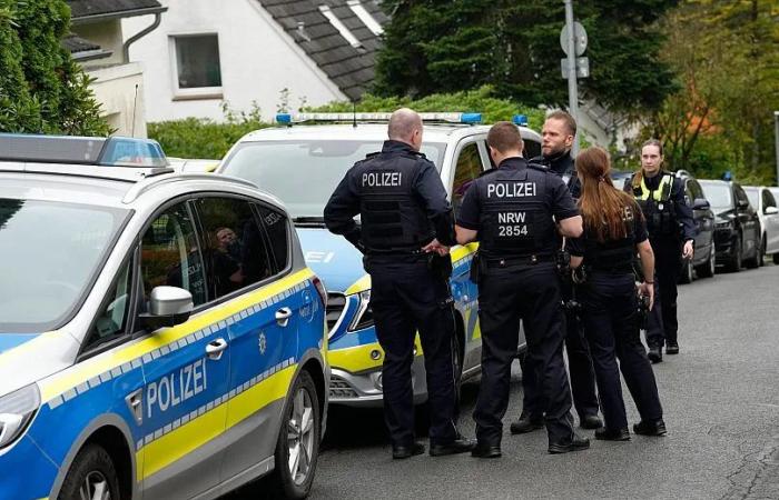 Germany
      charges
      alleged
      teen
      members
      of
      right-wing
      extremist
      group
      with
      attempted
      murder