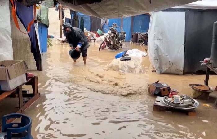 أمطار غزيرة وفيضانات تتلف ممتلكات النازحين بمدينة غزة.. وأحد السكان: أنا لا أستطيع التحمل فكيف بالصغار؟