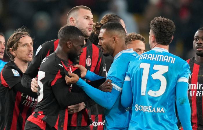 «السوبر
      الإيطالي»:
      نابولي
      إلى
      النهائي
      بثنائية
      مثيرة
      في
      الميلان