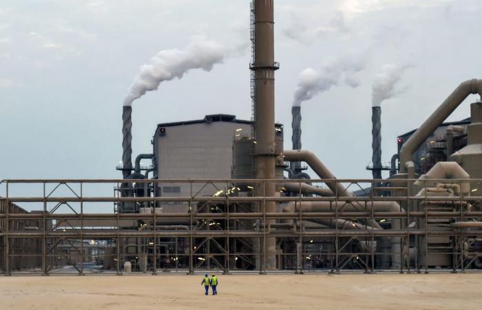 السعودية تُلغي المقابل المالي على العمالة الوافدة بالمنشآت الصناعية.. ماذا سيعني ذلك؟