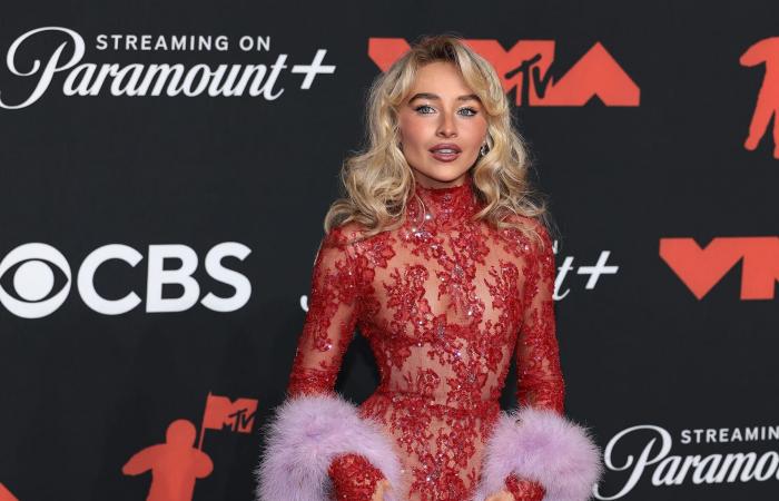 ليلي كولينز ليست الوحيدة.. نجمات يرتدين "اللانجري" خارج غرفة النوم