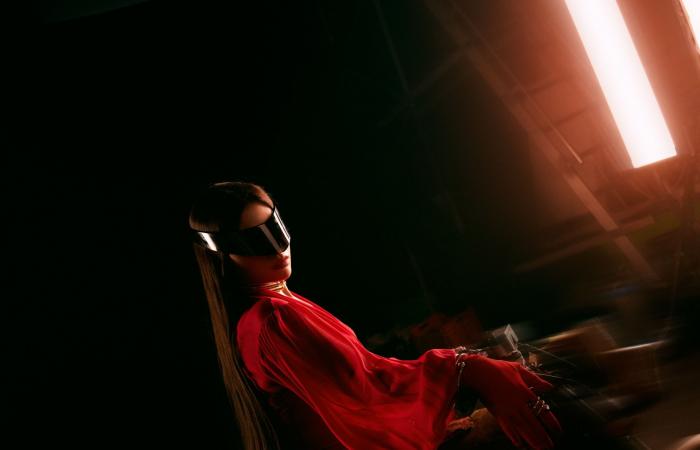 هيفاء وهبي.. إطلالة المرأة الخارقة باللون الأحمر في كليبها الجديد