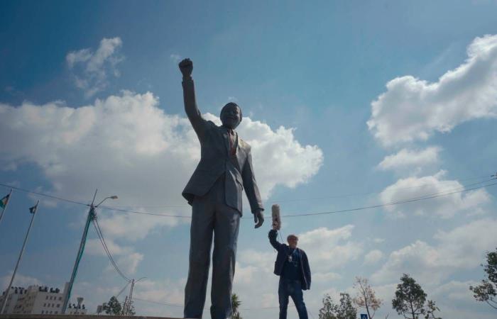 «فلسطيني
      على
      الطريق»...
      رحلة
      شخصية
      تتحول
      إلى
      فيلم
      عن
      مأساة
      متجددة