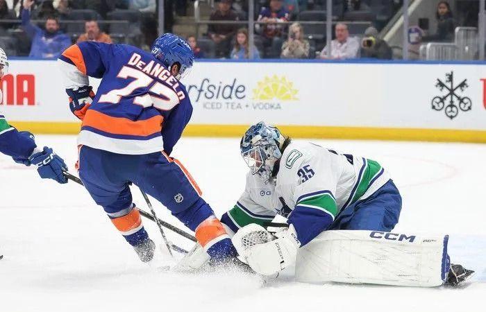 Canucks
      Player
      Grades:
      Vancouver
      hits
      hard,
      hits
      early
      in
      4-1
      win
      over
      Islanders
