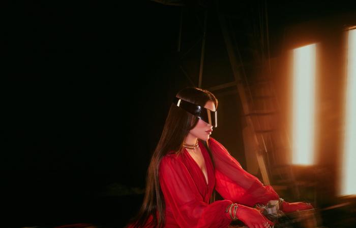 هيفاء وهبي.. إطلالة المرأة الخارقة باللون الأحمر في كليبها الجديد