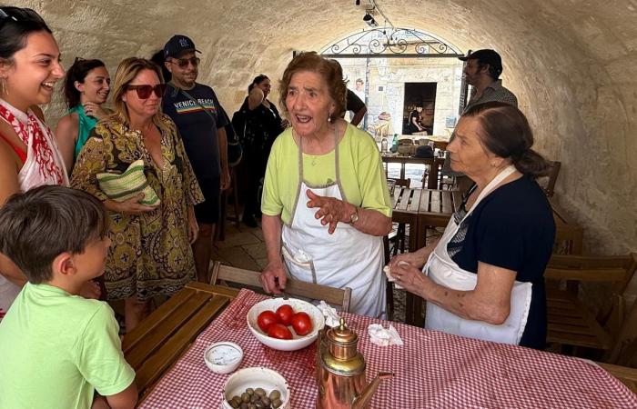 نجمتان عبر "إنستغرام".. ماذا فعلت جدتان إيطاليتان لكسب القلوب عبر الإنترنت؟