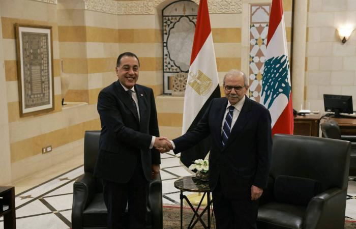 رئيس
      الحكومة
      المصري
      في
      بيروت
      حاملاً
      رسالة
      دعم
      للمسؤولين
      اللبنانيين