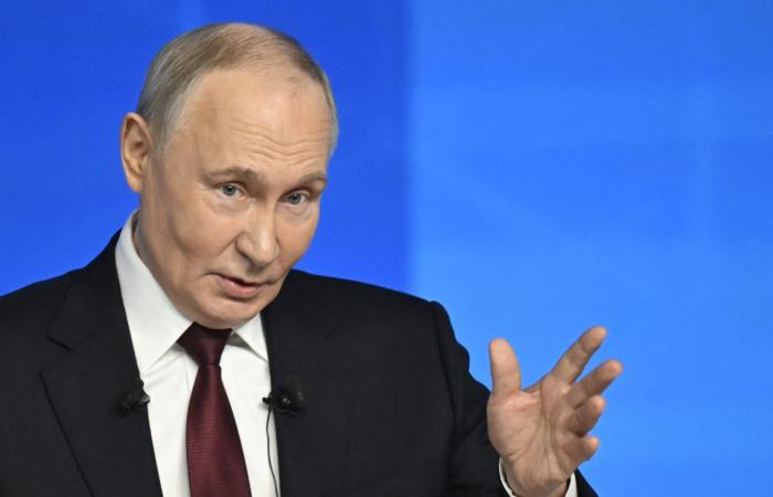 "لماذا تقف على العتبة؟".. بوتين يسخر من زيارة زيلينسكي لمدينة كوبيانسك الأوكرانية على خط المواجهة