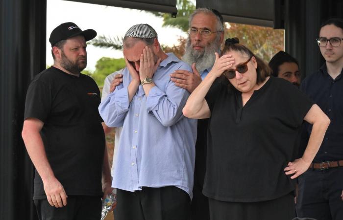 أحمد
      الأحمد
      «بطل
      هجوم
      بونداي»
      يتسلم
      شيكاً
      بـ2.5
      مليون
      دولار
      جُمعت
      من
      أكثر
      من
      43
      ألف
      متبرع