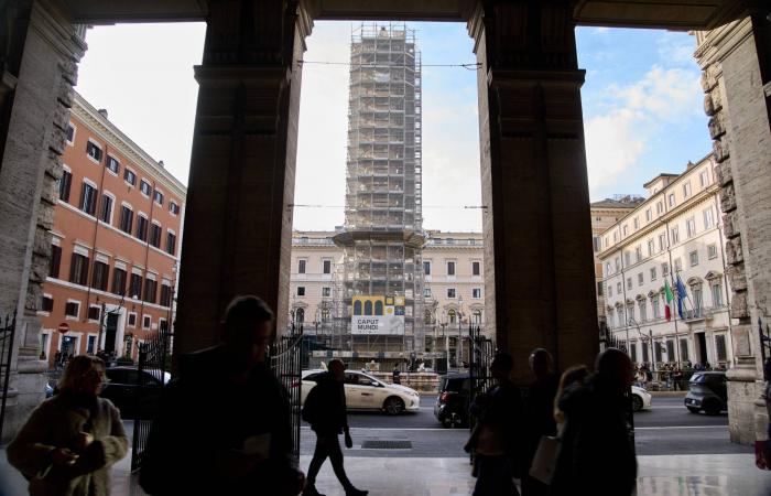 أشعة
      الليزر
      تعيد
      الحياة
      لعمود
      ماركوس
      أوريليوس
      في
      روما