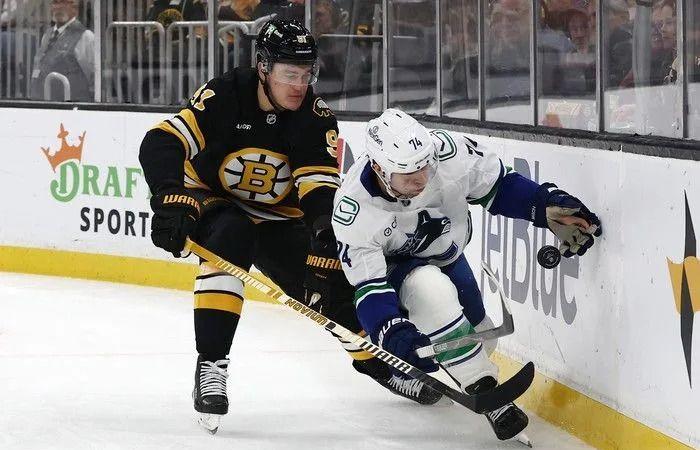 Canucks
      Player
      Grades:
      Vancouver
      wildly
      beats
      Boston
      for
      fourth-straight
      win
