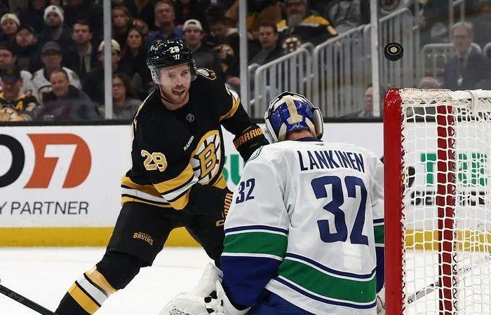 Canucks
      Player
      Grades:
      Vancouver
      wildly
      beats
      Boston
      for
      fourth-straight
      win