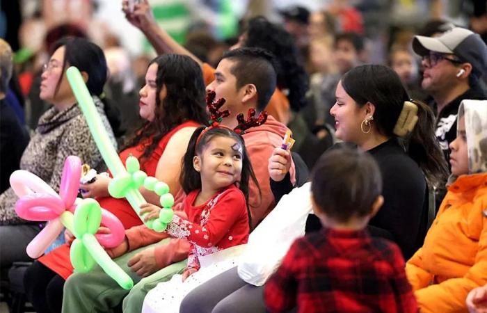 Calgary
      Firefighters
      Toy
      Association's
      58th
      annual
      Children's
      Christmas
      Party
      supports
      1,600
      families