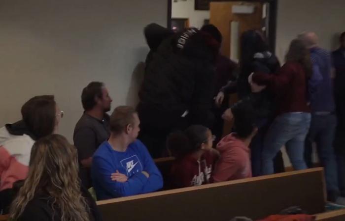 فوضى عارمة وشجار.. شاهد ما حدث خلال جلسة نطق بالحكم في قضية قتل داخل قاعة محكمة