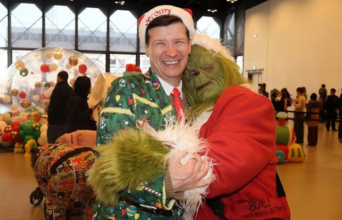 Calgary
      Firefighters
      Toy
      Association's
      58th
      annual
      Children's
      Christmas
      Party
      supports
      1,600
      families