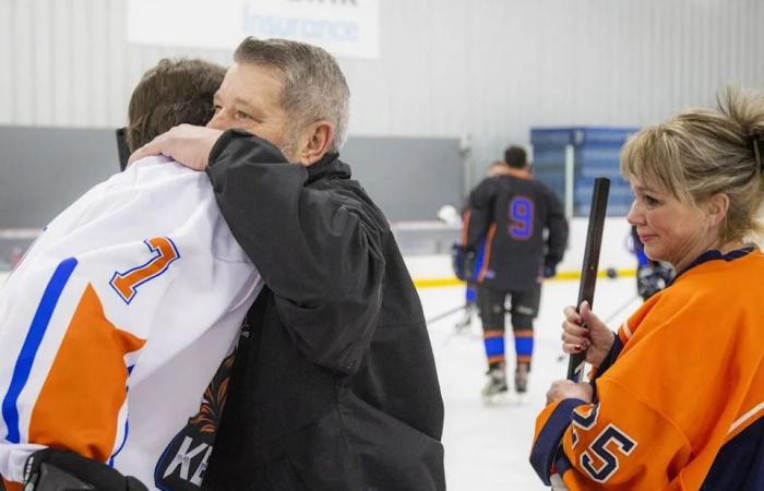 Former
      Ottawa
      police
      officer
      honoured
      in
      memorial
      hockey
      game