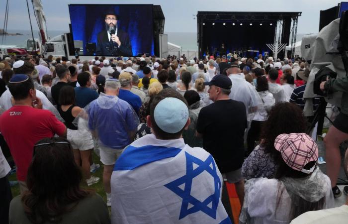 الأستراليون
      يحيون
      ذكرى
      15
      ضحية
      بعد
      أسبوع
      على
      مأساة
      شاطئ
      بونداي