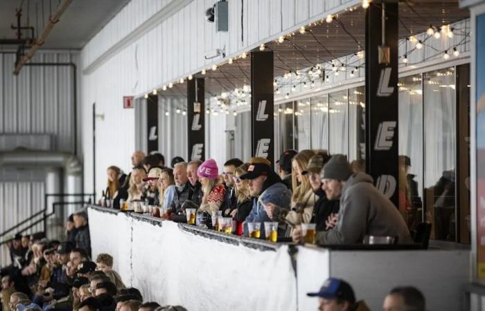 Former
      Ottawa
      police
      officer
      honoured
      in
      memorial
      hockey
      game