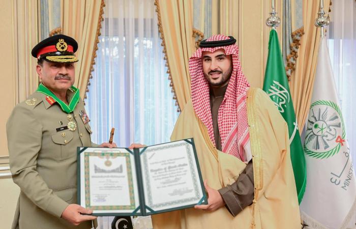 وزير
      الدفاع
      السعودي
      يُقلِّد
      قائد
      الجيش
      الباكستاني
      وسام
      المؤسس
      من
      الدرجة
      الممتازة