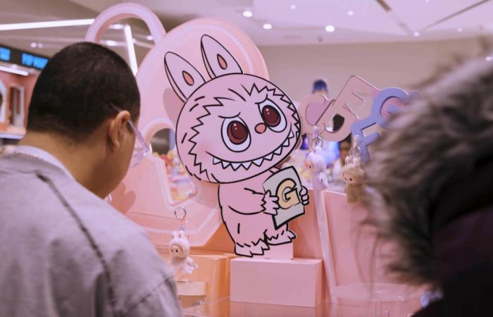 صندوق مفاجأة دمية "لابوبو" يبرز أيضا ضمن صيحات هدايا عيد الميلاد 2025