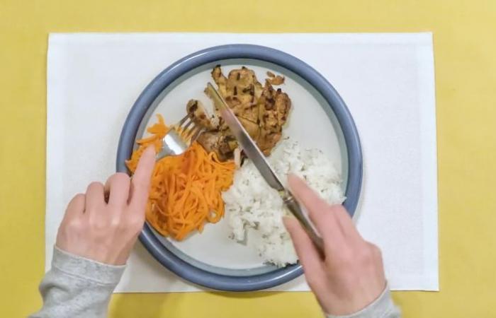 هل تتبع الأسلوب الأمريكي أم القاري عند تناول الطعام؟ خبراء آداب المائدة يوضحون الفرق