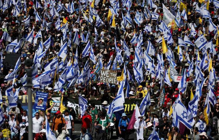 لماذا
      أغلقت
      حكومة
      نتنياهو
      إذاعة
      الجيش
      الإسرائيلي؟