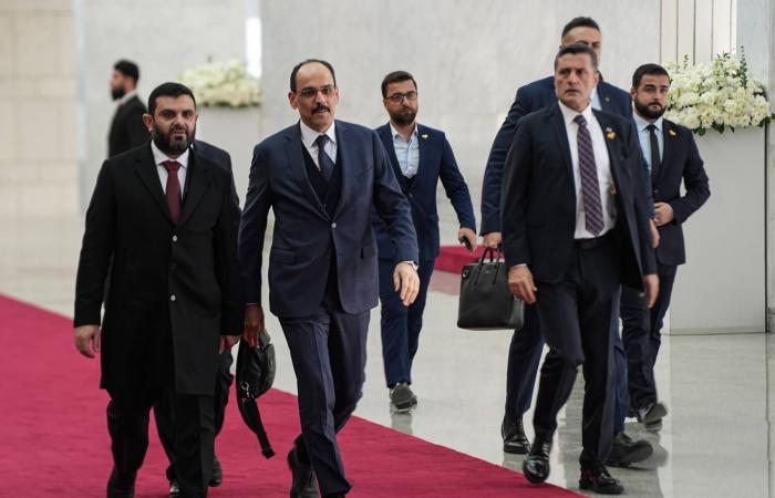 سوريا
      وتركيا
      تتهمان
      «قسد»
      بالمماطلة
      بتنفيذ
      اتفاق
      الاندماج
      وسط
      تصعيد
      في
      حلب