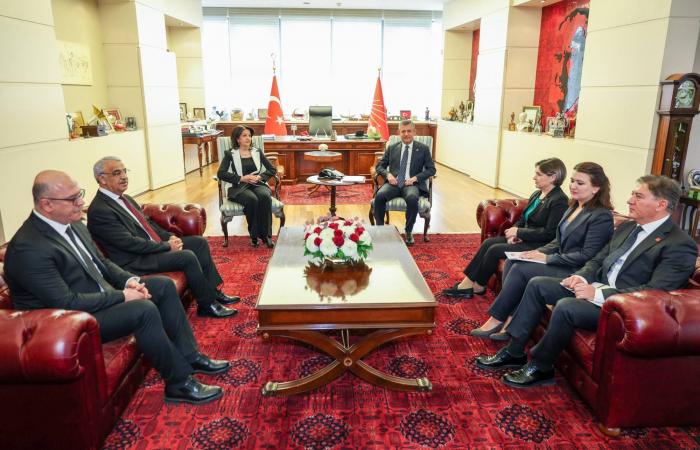 أوجلان
      أكد
      في
      رسالة
      إصراره
      على
      إنجاح
      «عملية
      السلام»