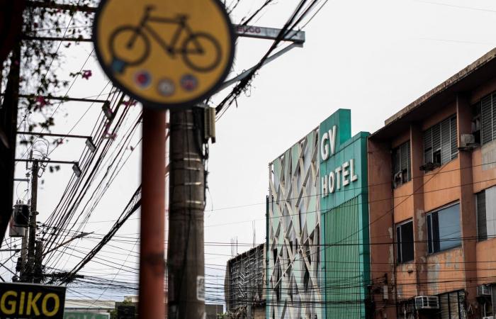 «أمازون»
      تعلن
      منع
      1800
      كوري
      شمالي
      من
      التقدم
      لوظائف
      في
      الشركة