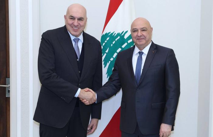 «قسد»
      تستهدف
      نقاطاً
      للأمن
      الداخلي
      في
      حلب