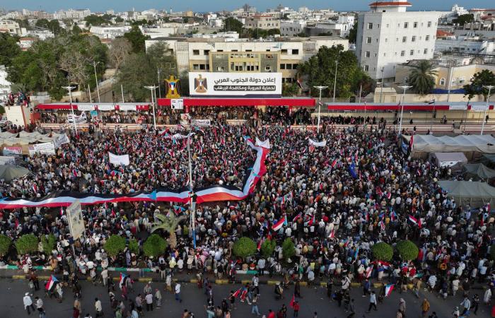 تصعيد
      «الانتقالي
      الجنوبي»
      يضع
      «مجلس
      القيادة
      اليمني»
      أمام
      اختبار
      «وحدة
      القرار»