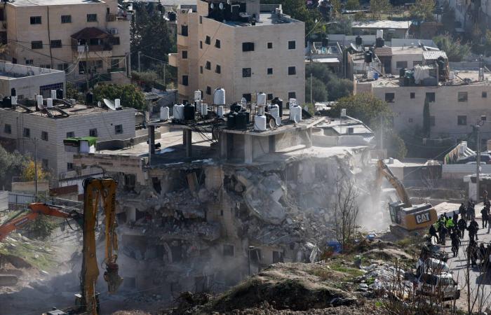 هدم
      إسرائيل
      مبنى
      سكنياً
      في
      القدس
      الشرقية
      يهجّر
      عشرات
      الفلسطينيين
      (صور)