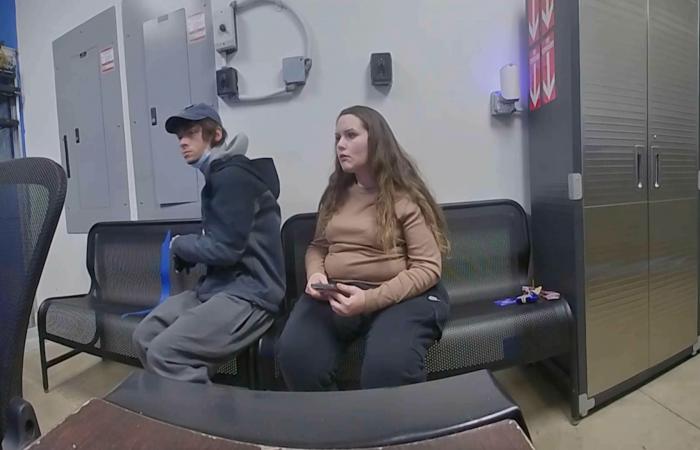 لحظة قيام مشتبه به بإشهار مسدس بوجه ضابط خلال التحقيق معه بسرقة.. شاهد ما حدث