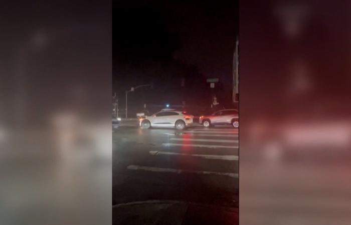 شاهد توقف سيارة ذاتية القيادة بالكامل في منتصف تقاطع مزدحم إثر انقطاع واسع للطاقة