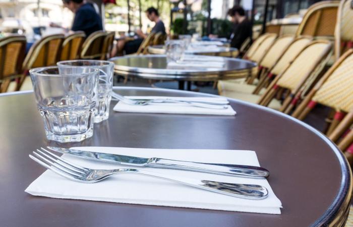 هل تتبع الأسلوب الأمريكي أم القاري عند تناول الطعام؟ خبراء آداب المائدة يوضحون الفرق