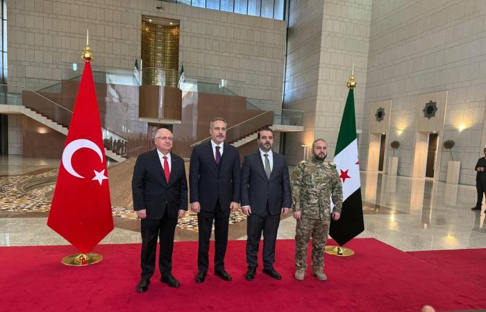 سوريا
      وتركيا
      تتهمان
      «قسد»
      بالمماطلة
      بتنفيذ
      اتفاق
      الاندماج
      وسط
      تصعيد
      في
      حلب