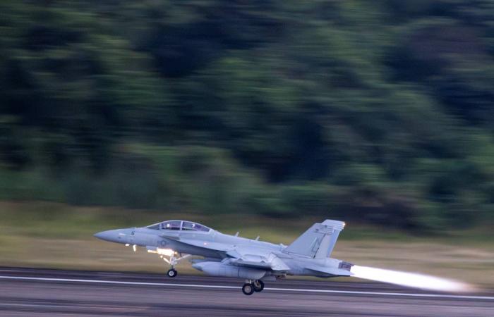 مادورو
      يطالب
      ترمب
      بالاهتمام
      بأميركا
      بدل
      التركيز
      على
      فنزويلا