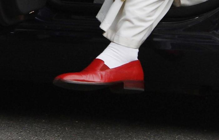 هل تساءلت يومًا من أين يشتري البابا حذاءه؟