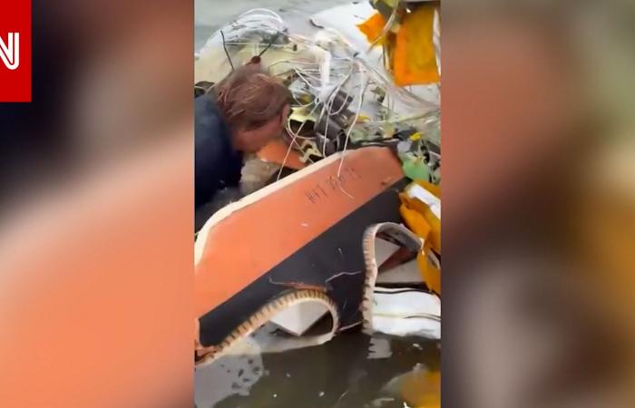 متابعة: رجل يقفز في الماء لإنقاذ امرأة محاصرة وسط حطام طائرة سقطت في البحر