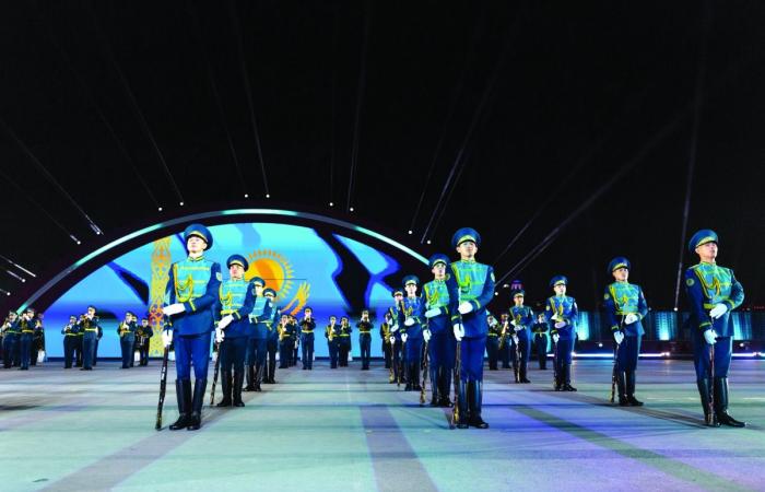 الفرقة العسكرية الكازاخستانية تغني "للعلا يا موطني"