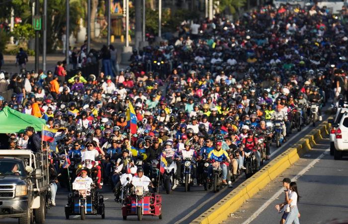 مادورو
      يطالب
      ترمب
      بالاهتمام
      بأميركا
      بدل
      التركيز
      على
      فنزويلا