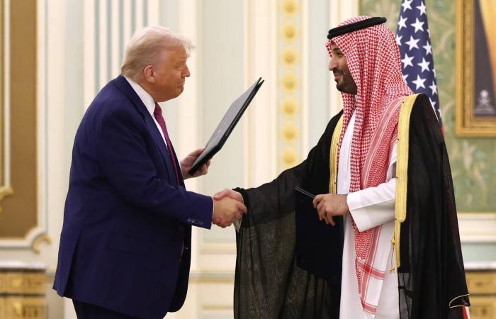 سلطان
      عُمان
      يبحث
      مع
      وزير
      الخارجية
      السعودي
      التطورات
      الإقليمية
      والدولية