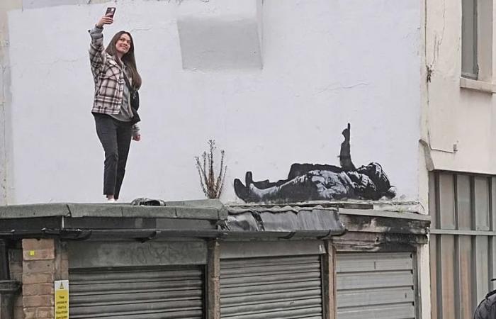 Stargazing
      children:
      New
      Banksy
      unveiled
      in
      London
      in
      time
      for
      Christmas