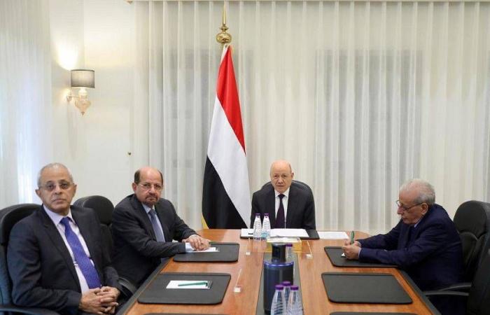 العليمي
      يجدد
      التحذير
      من
      مخاطر
      إجراءات
      «الانتقالي»
      الأحادية