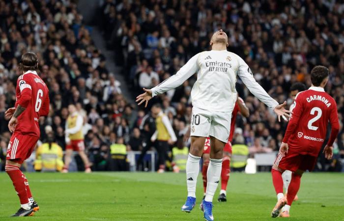 أمم
      أفريقيا:
      مبومو
      يواجه
      تحديين
      مع
      الكاميرون
      في
      المغرب