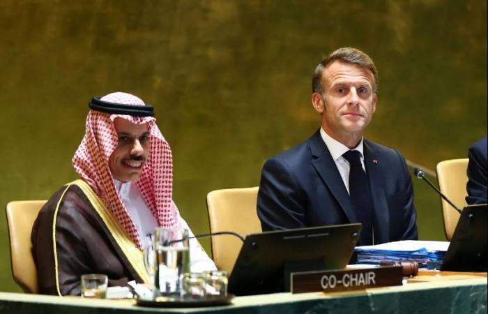 سلطان
      عُمان
      يبحث
      مع
      وزير
      الخارجية
      السعودي
      التطورات
      الإقليمية
      والدولية